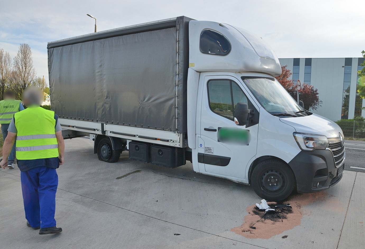 Terelőszigeten hajtott át és megrongálódott egy Renault kisteherautó Szombathely határában