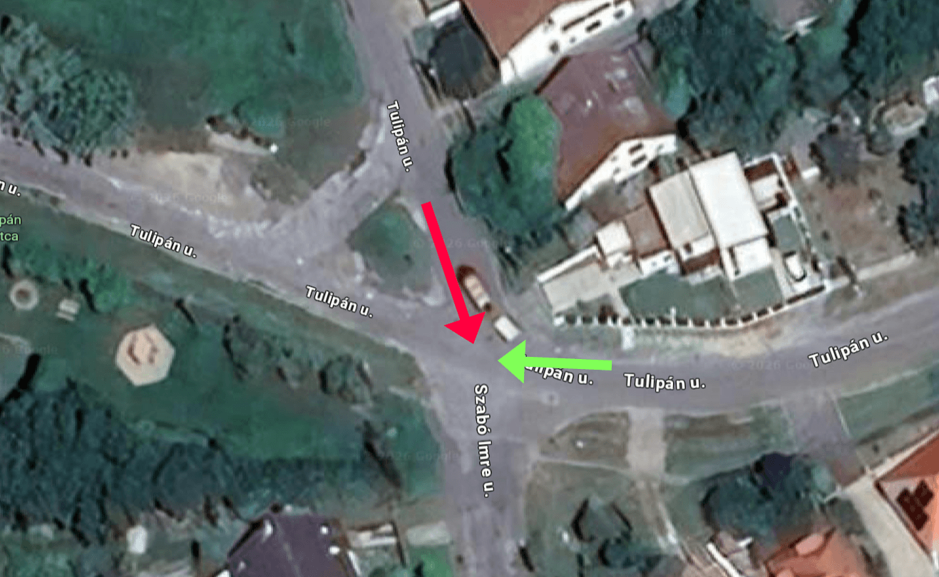 Nem állt meg a STOP-táblánál - árokba pördítette a Renault-t egy Toyota Szombathelyen