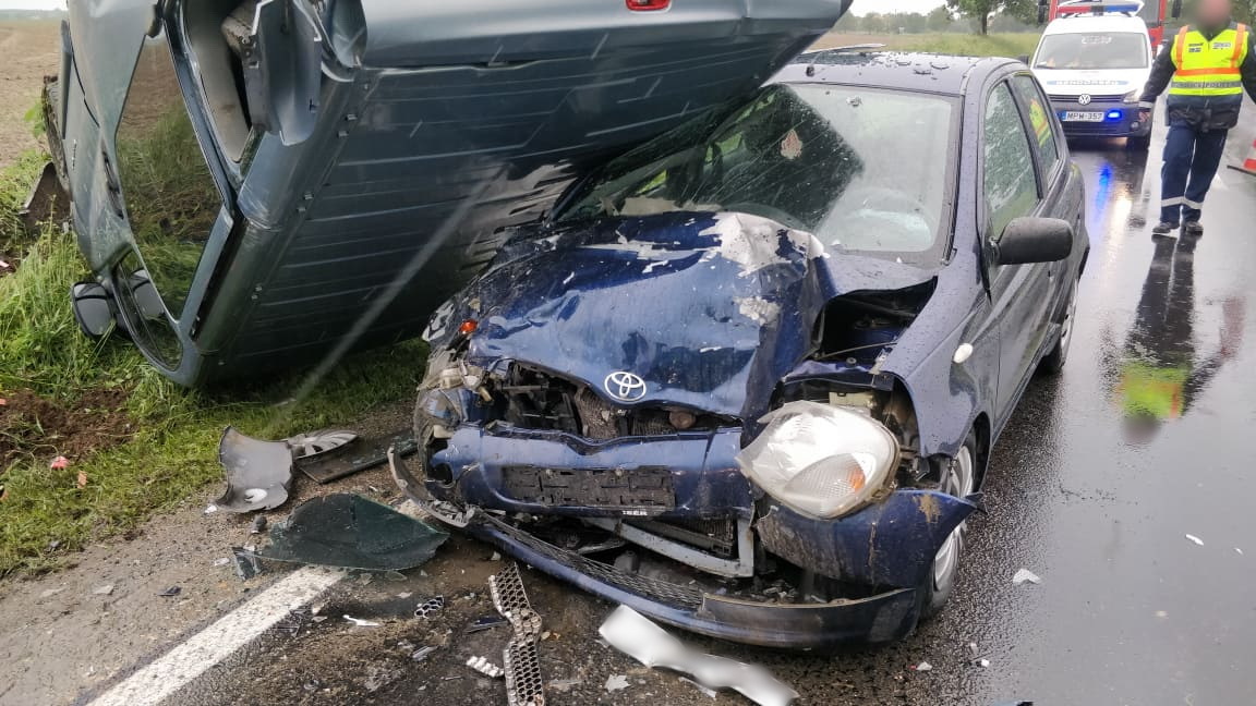 Megcsúszó Renaultnak ütközött Toyota Sorokpolány közelében