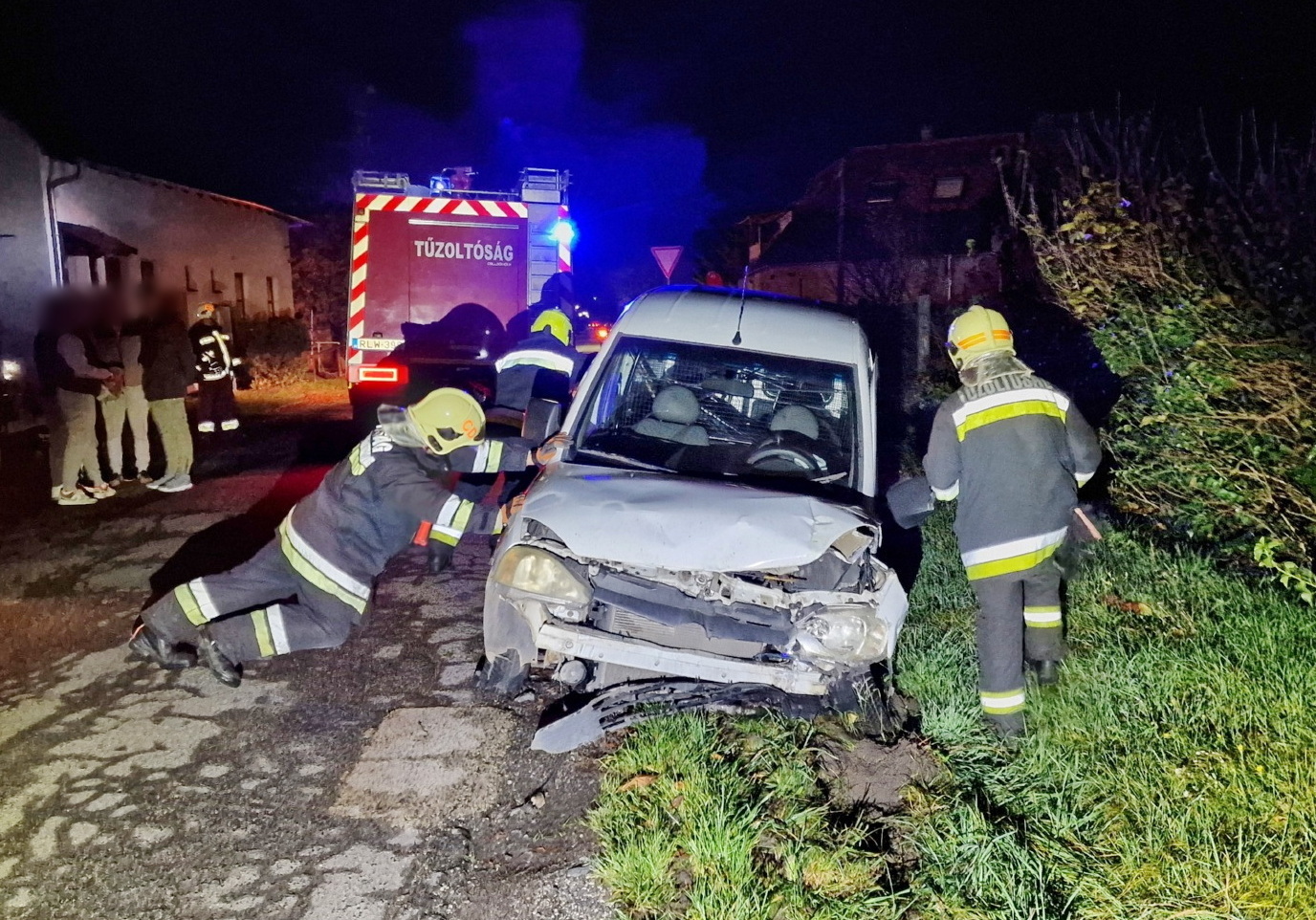 Hárman megsérültek Celldömölkön - egy Opel hajtott Skoda elé