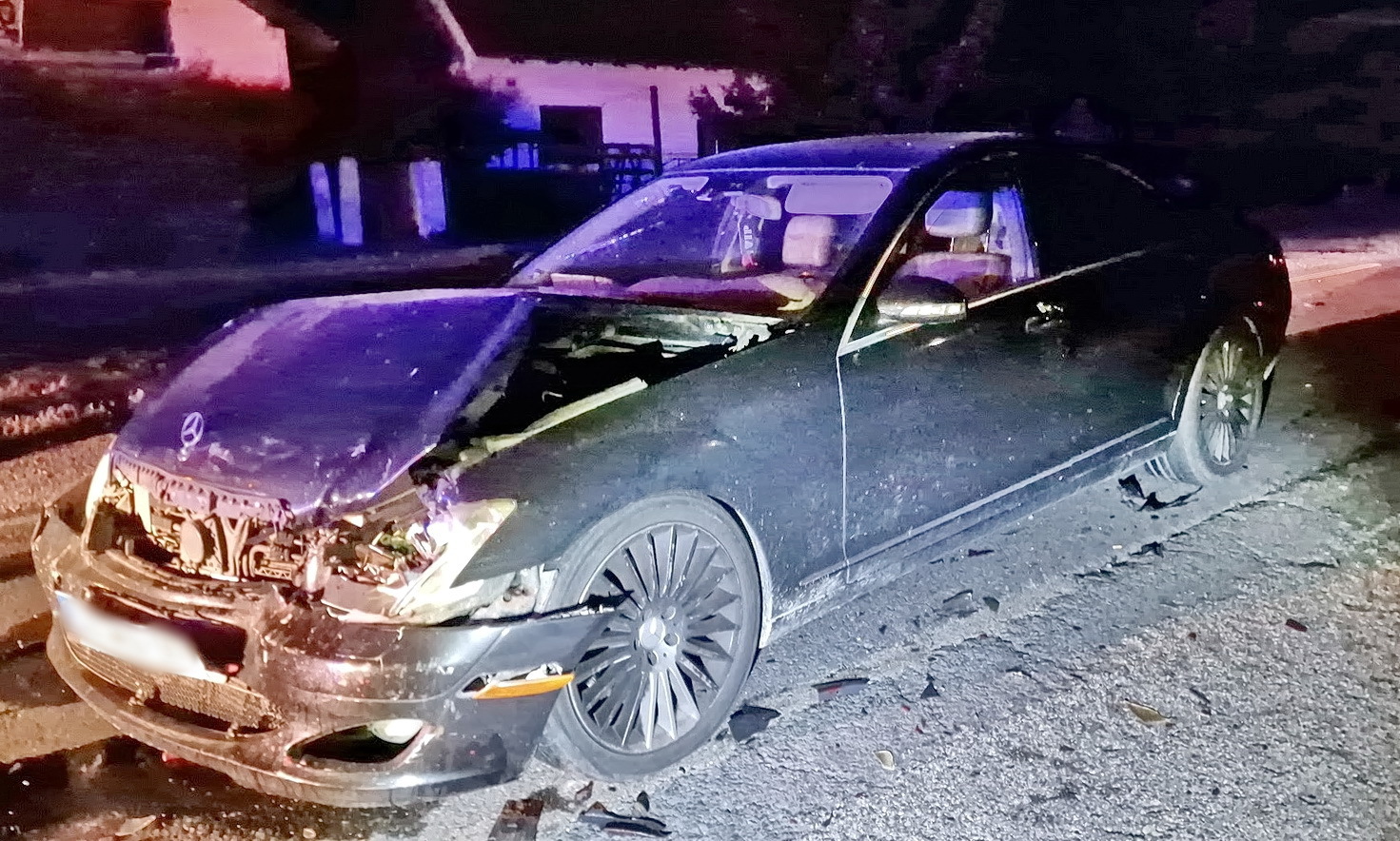 A Mercedes vezetője már nem tudta elkerülni az ütközést