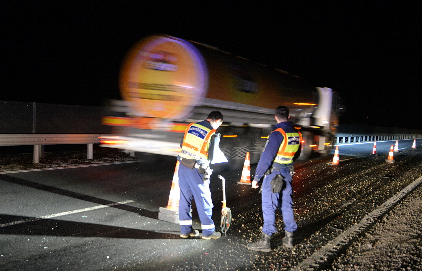 Fiat ütközött elindulás után gyorsító Renaultnak az M86-os autóúton