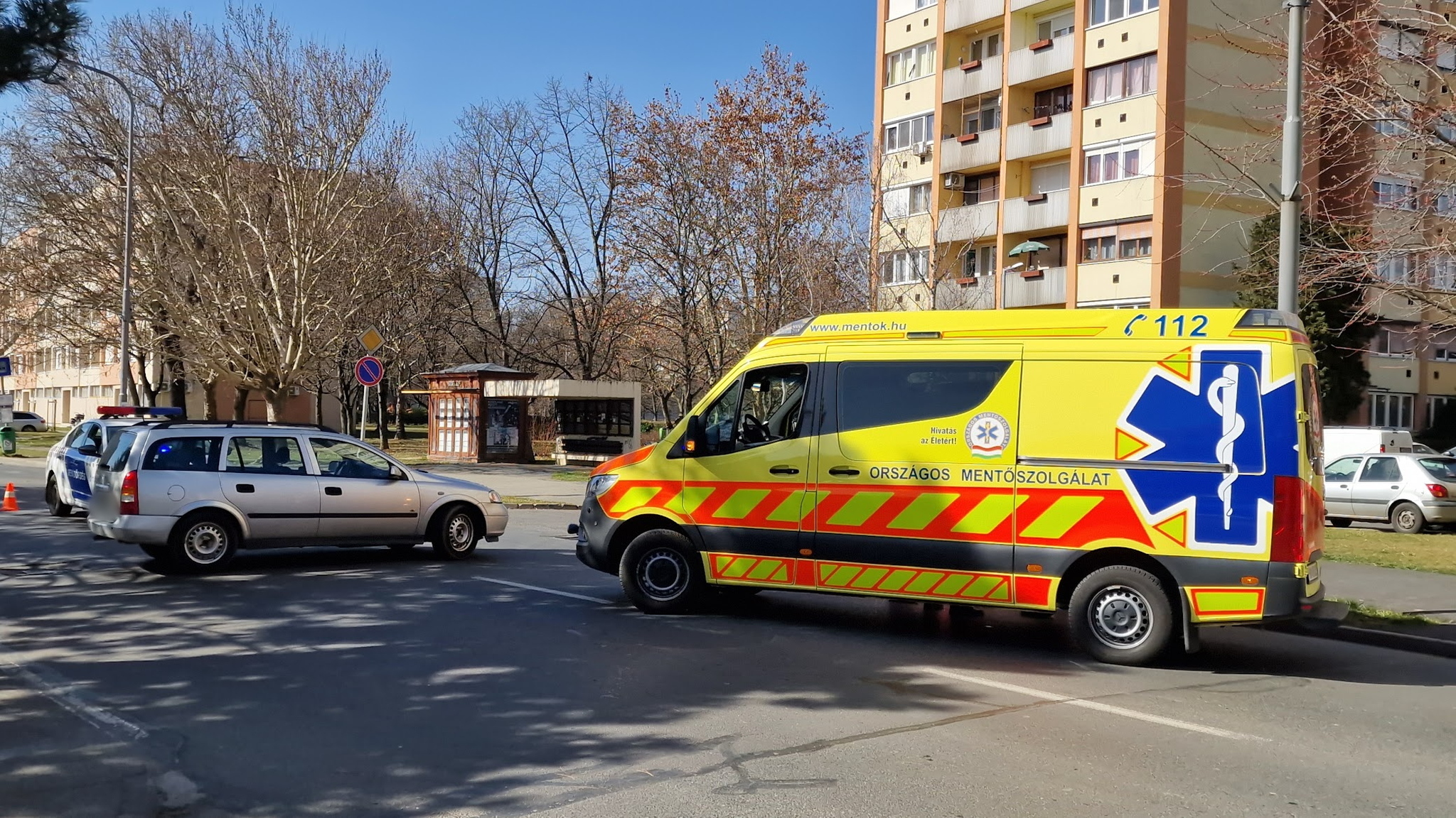 Megforduló Opel lökött fel egy mellette elhaladó elektromos rollert Szombathelyen