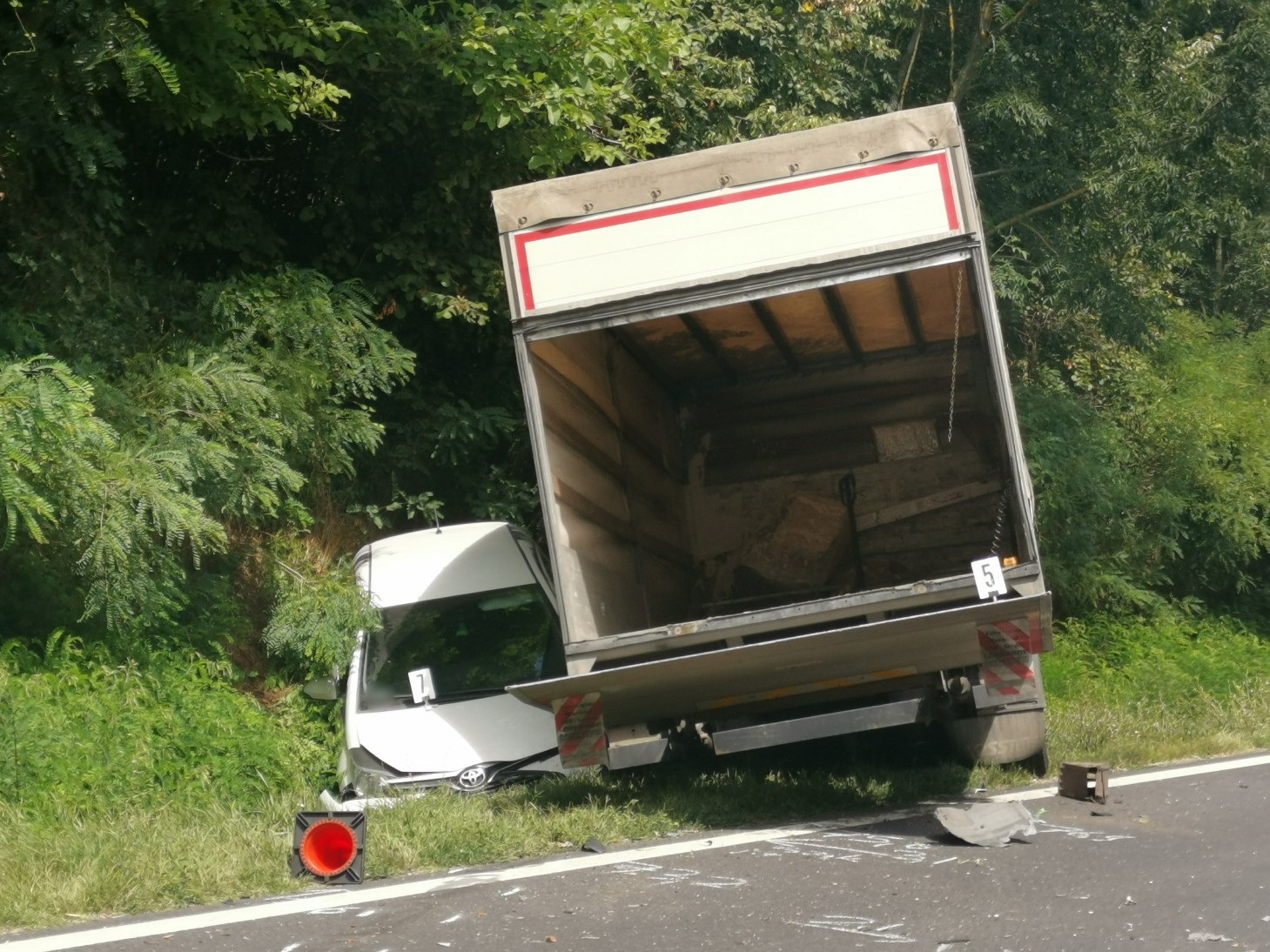 Halálos baleset Karakónál - Suzuki tért át teherautó elé
