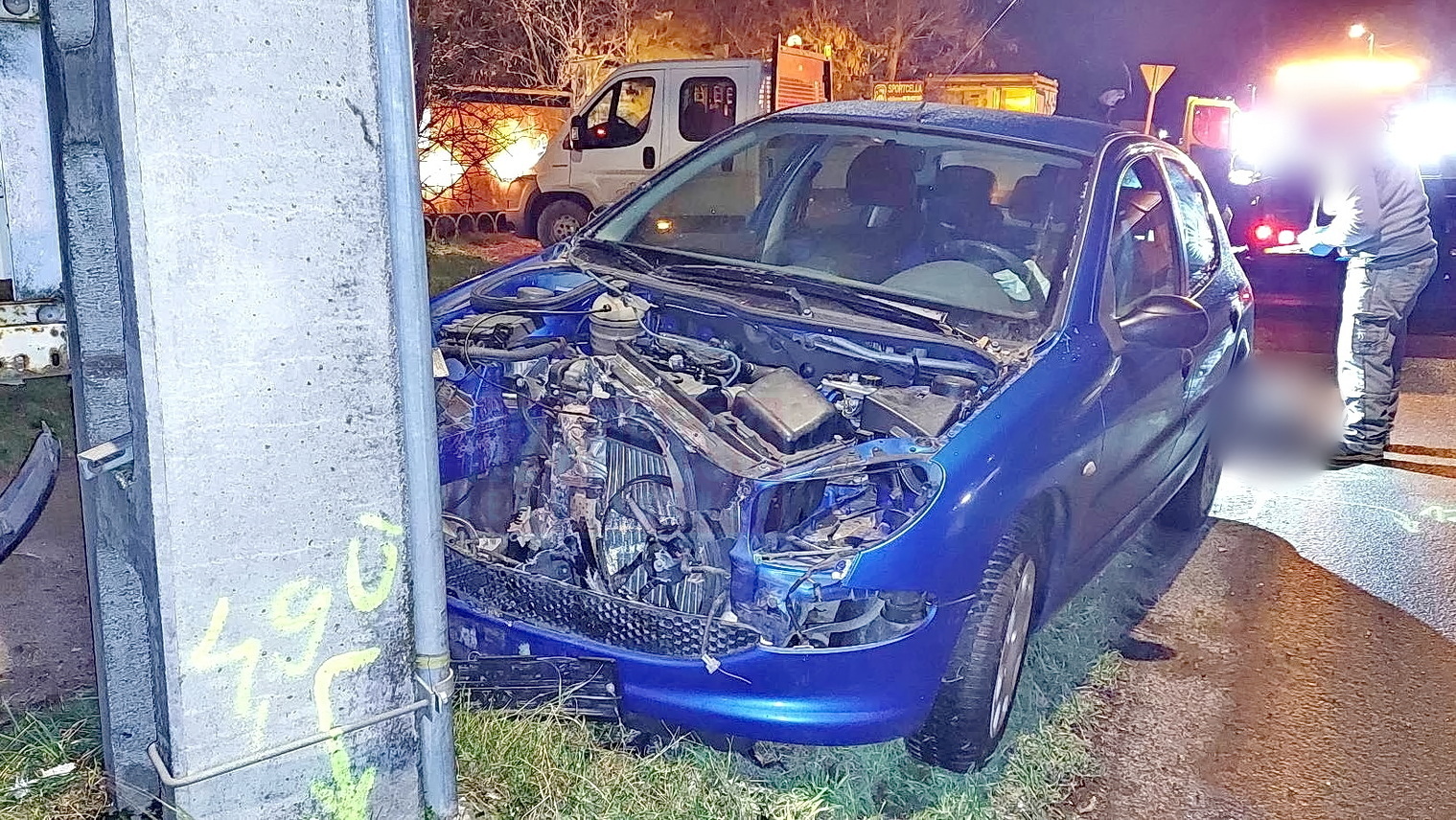 Oszlopnak ütközött egy Peugeot Szombathelyen - Fotó: Olvasó