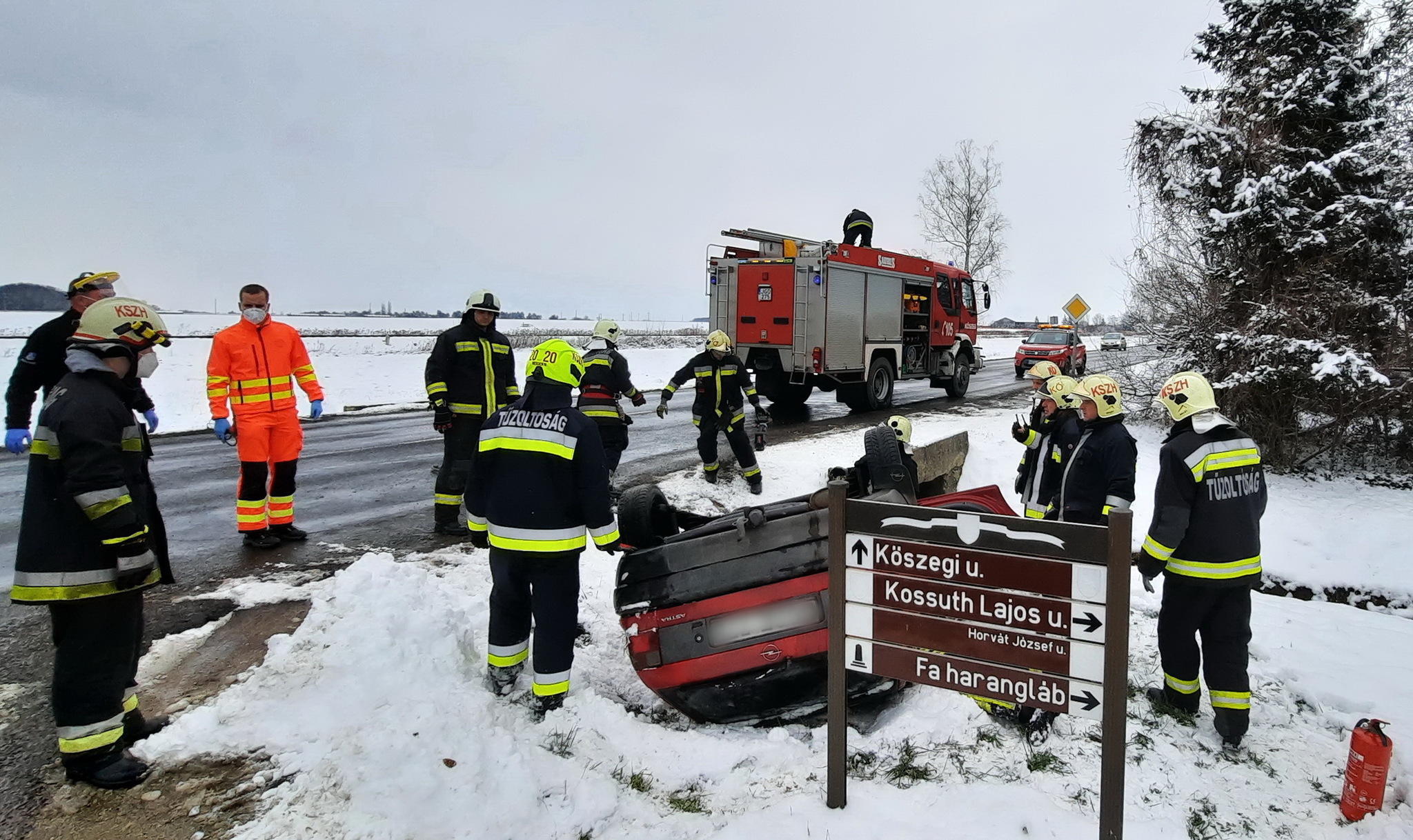 Árokba borult egy Opel Lukácsháza határában Fotó: Tóth Huba, Kőszegszerdahelyi ÖTPE