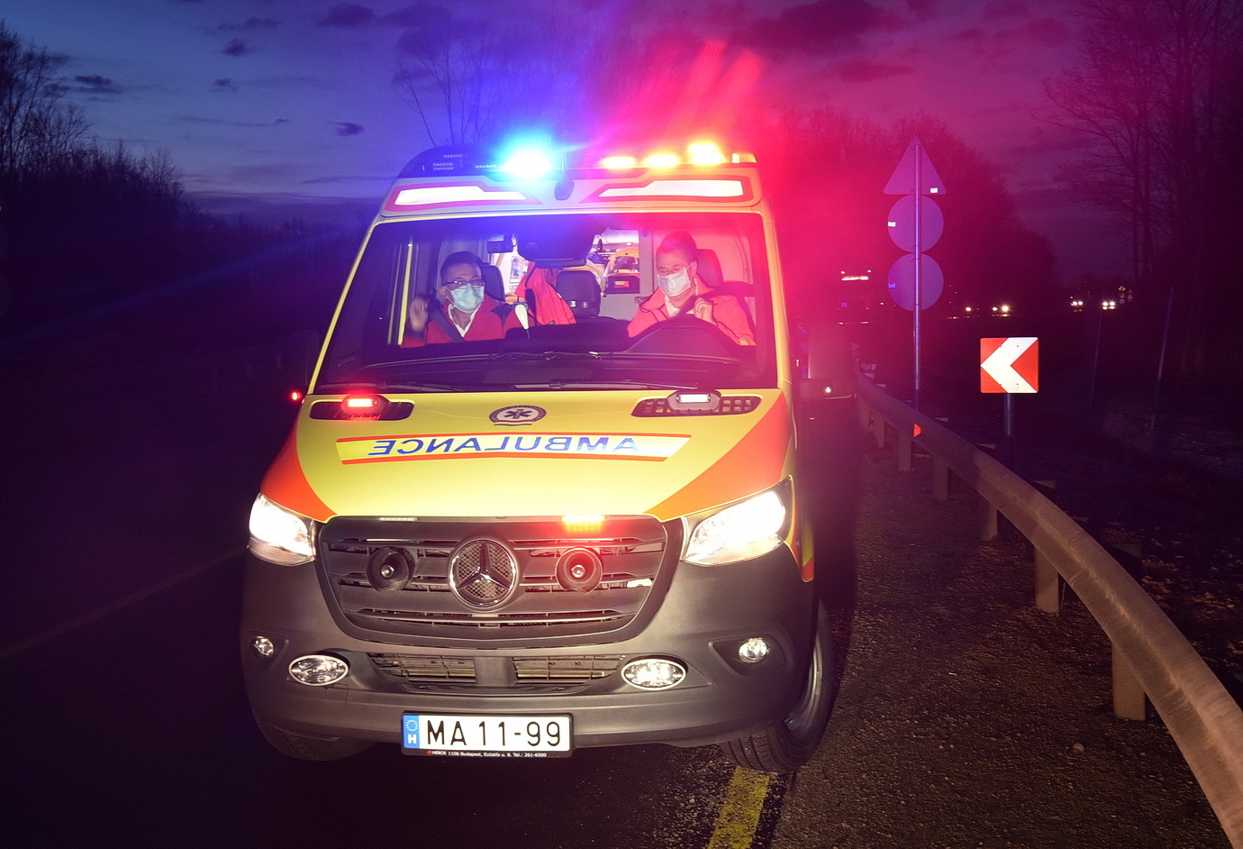 Terelésnél ütközött szalagkorlátnak egy Peugeot Körmend közelében