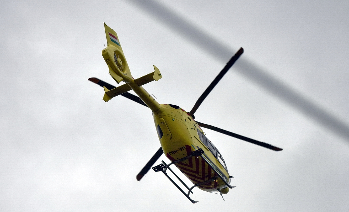 Mentőhelikopter érkezett a szentgotthárdi pályán bukó motoroshoz