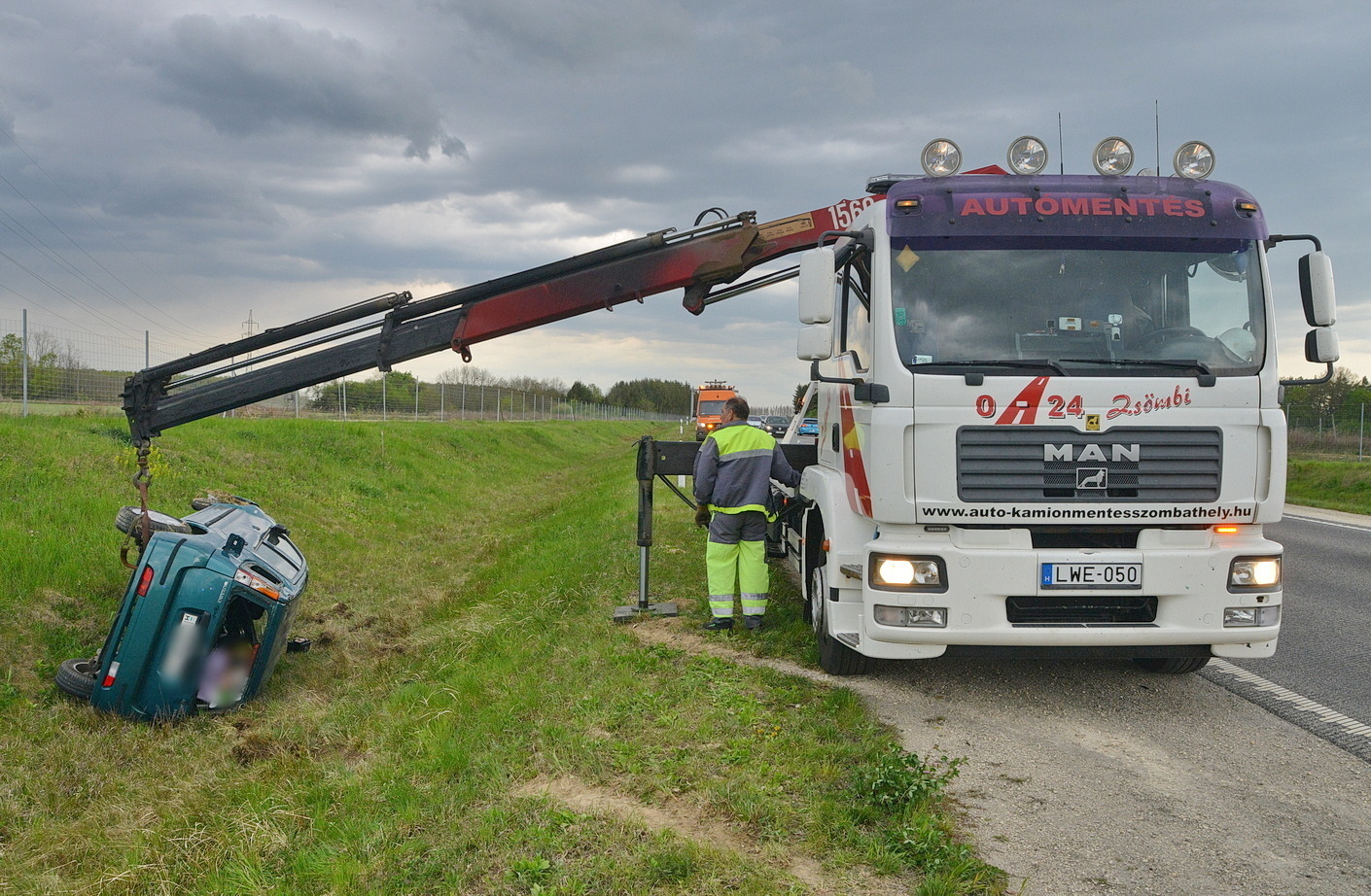 Szabálytalanul előző autó elől tért ki és felborult egy Suzuki az M80-as autóúton, Csákánydoroszló közelében