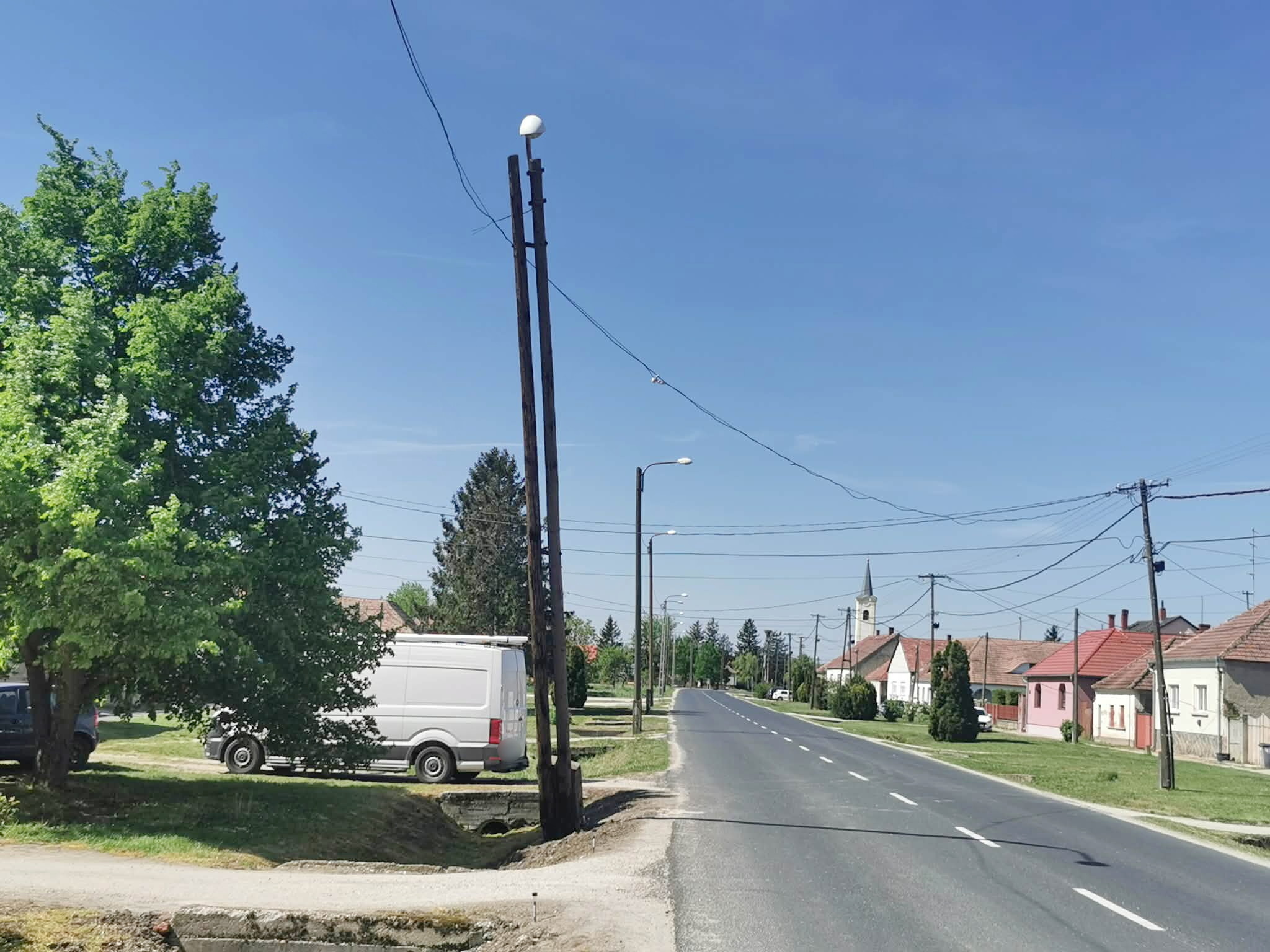 Az úti célja közelében aludt el a sofőr - VW ütközött lámpaoszlopnak Vámoscsaládon