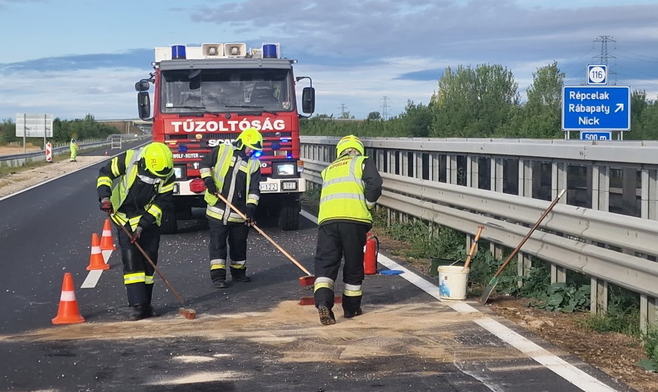 Ittas sofőr VW-je kapott defektet előzés közben az M86-os autóúton, Répcelaknál