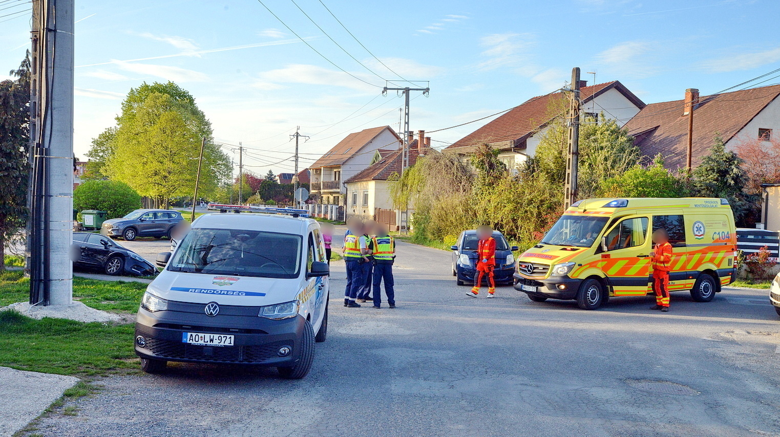 Nem állt meg a STOP-táblánál - árokba pördítette a Renault-t egy Toyota Szombathelyen