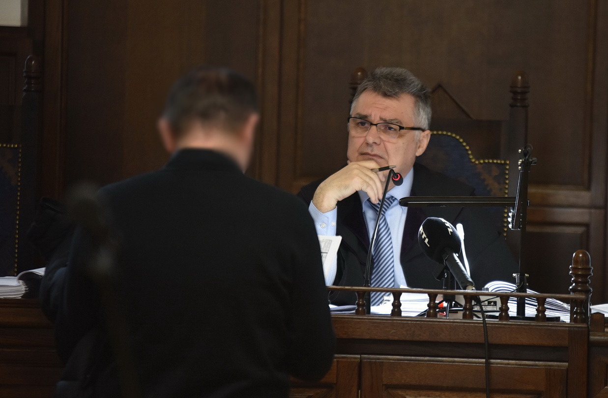 Dr. Rácz József bíró hallgatja a tanút - Fotó: Tánczos Mihály