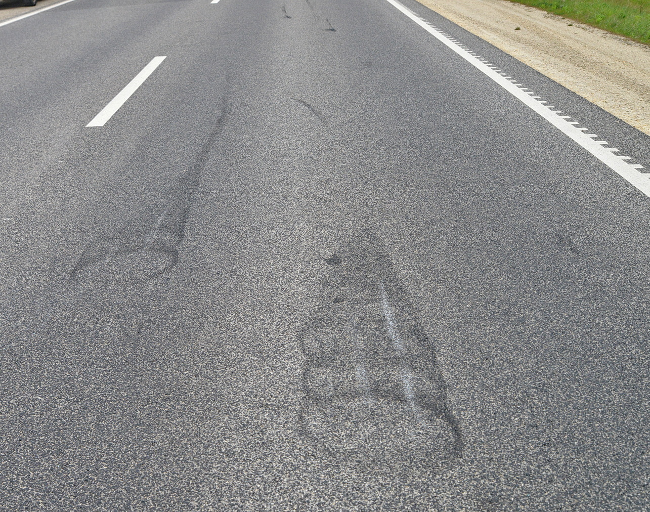 A sodródás közben az oldalára dőlő autó abroncsai hagyták a jellegzetes nyomot az aszfalton