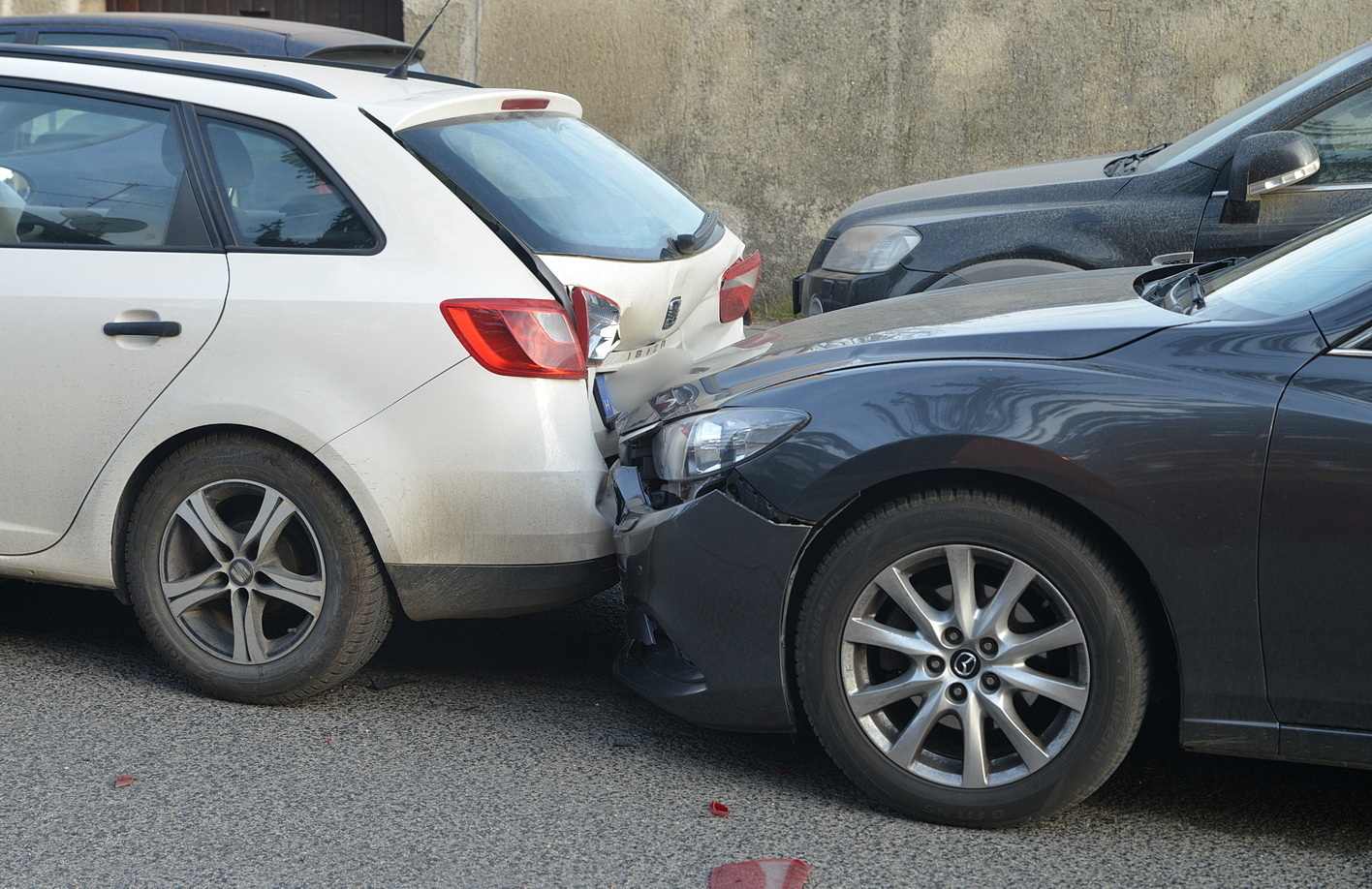 Három autót tolt össze egy Mazda Szombathelyen - Forgalmi okból álltak meg előtte