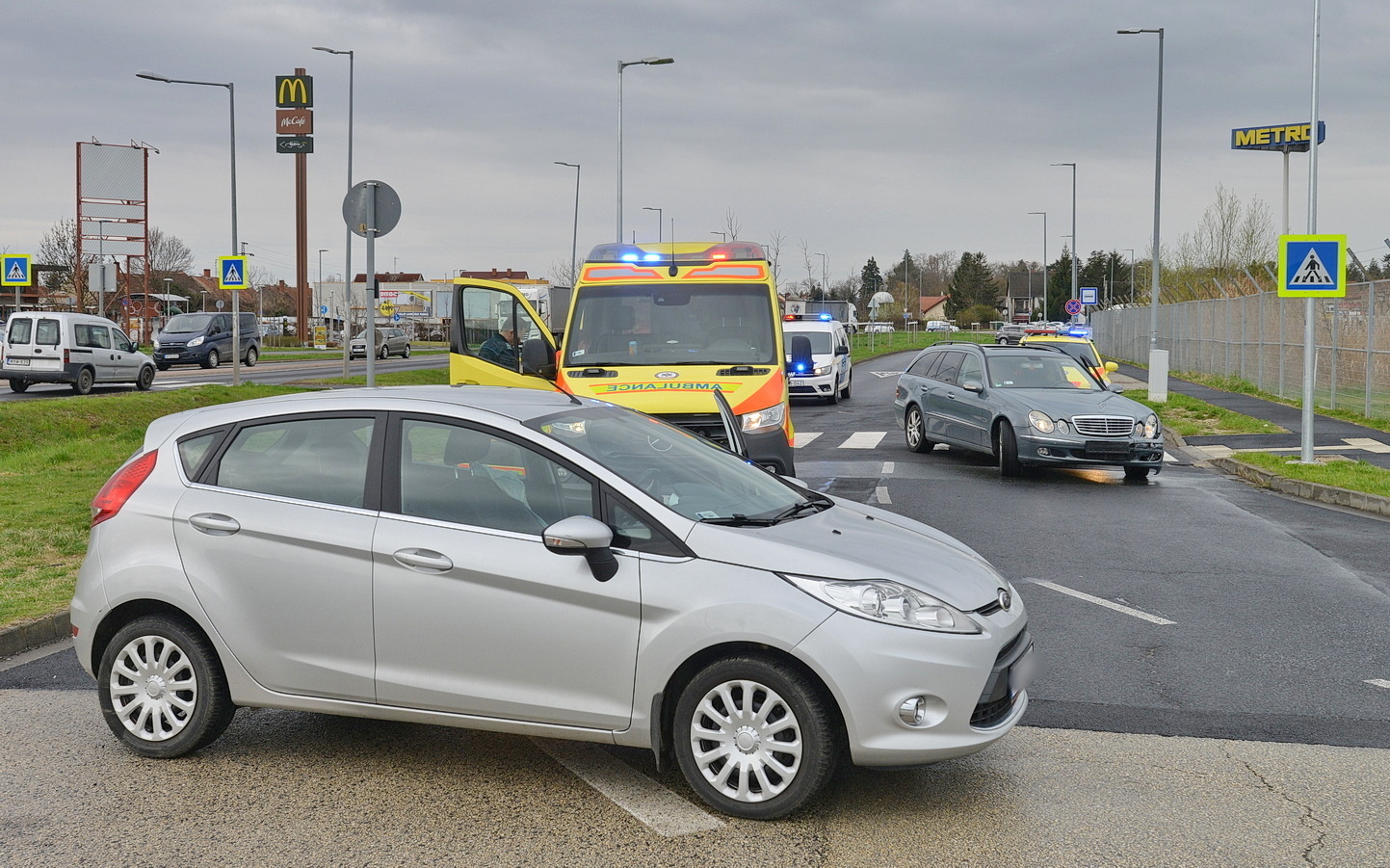 Egy Ford oldalába hajtott egy megcsúszó Mercedes a Metro áruház közelében, Szombathelyen