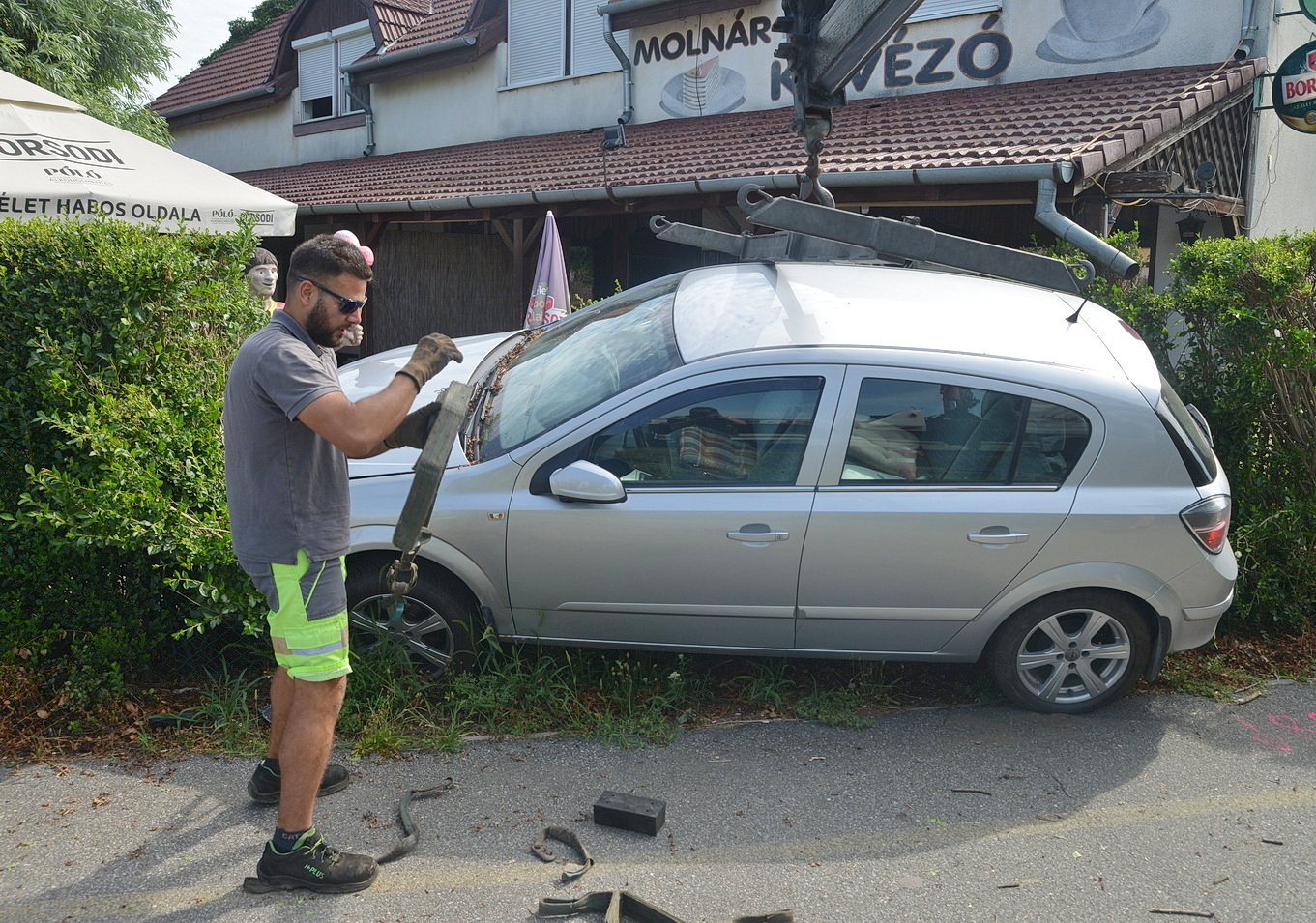 Kávézó kerítését tarolta le egy Opel Táplánszentkereszten, a 87-es főút mellett - kanyart egyenesített ki a sofőr