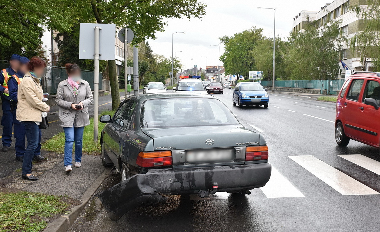 Gyalogátkelőhelynél ütközött két autó - megúszta a gyalogos
