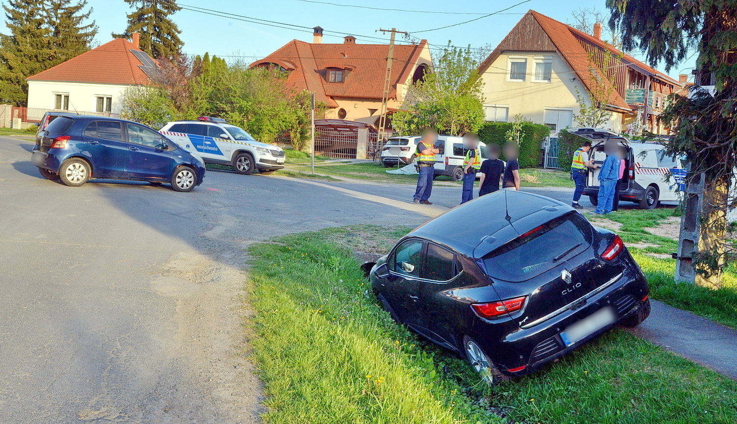 Nem állt meg a STOP-táblánál - árokba pördítette a Renault-t egy Toyota Szombathelyen