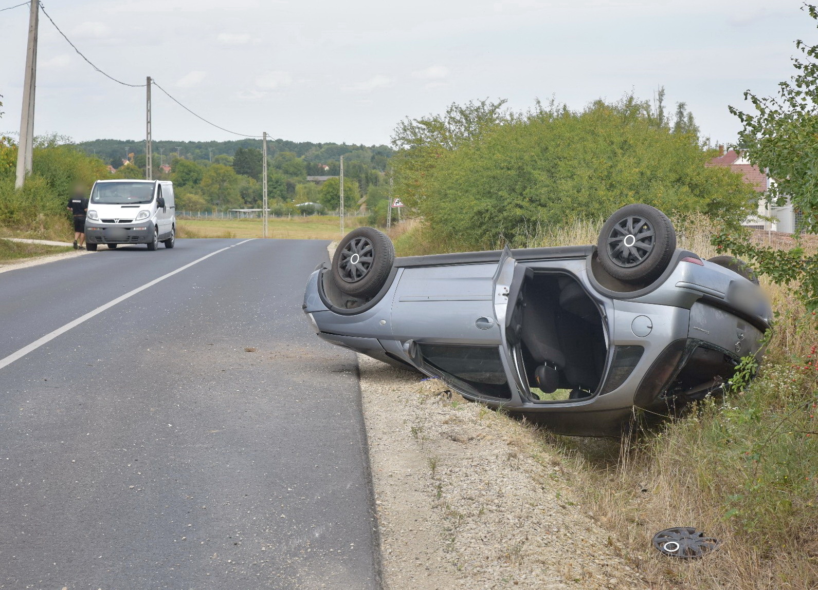 Kisodródott és felborult egy Opel Szombathely határában - mentő vitte el a fiatal sofőrt