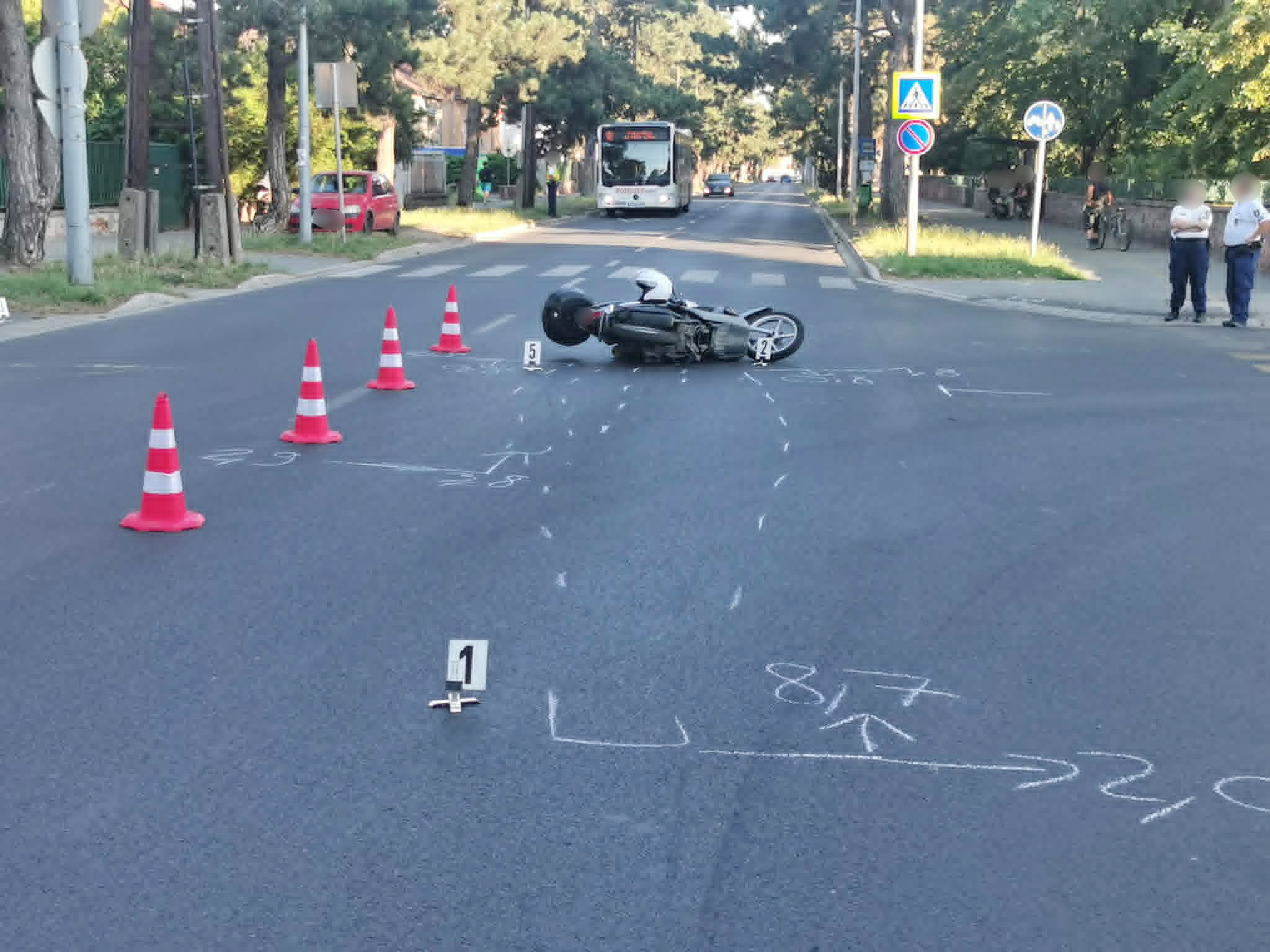 Jobbról érkező Volkswagen miatt fékezett a motoros - eldőlt a Honda motor Szombathelyen