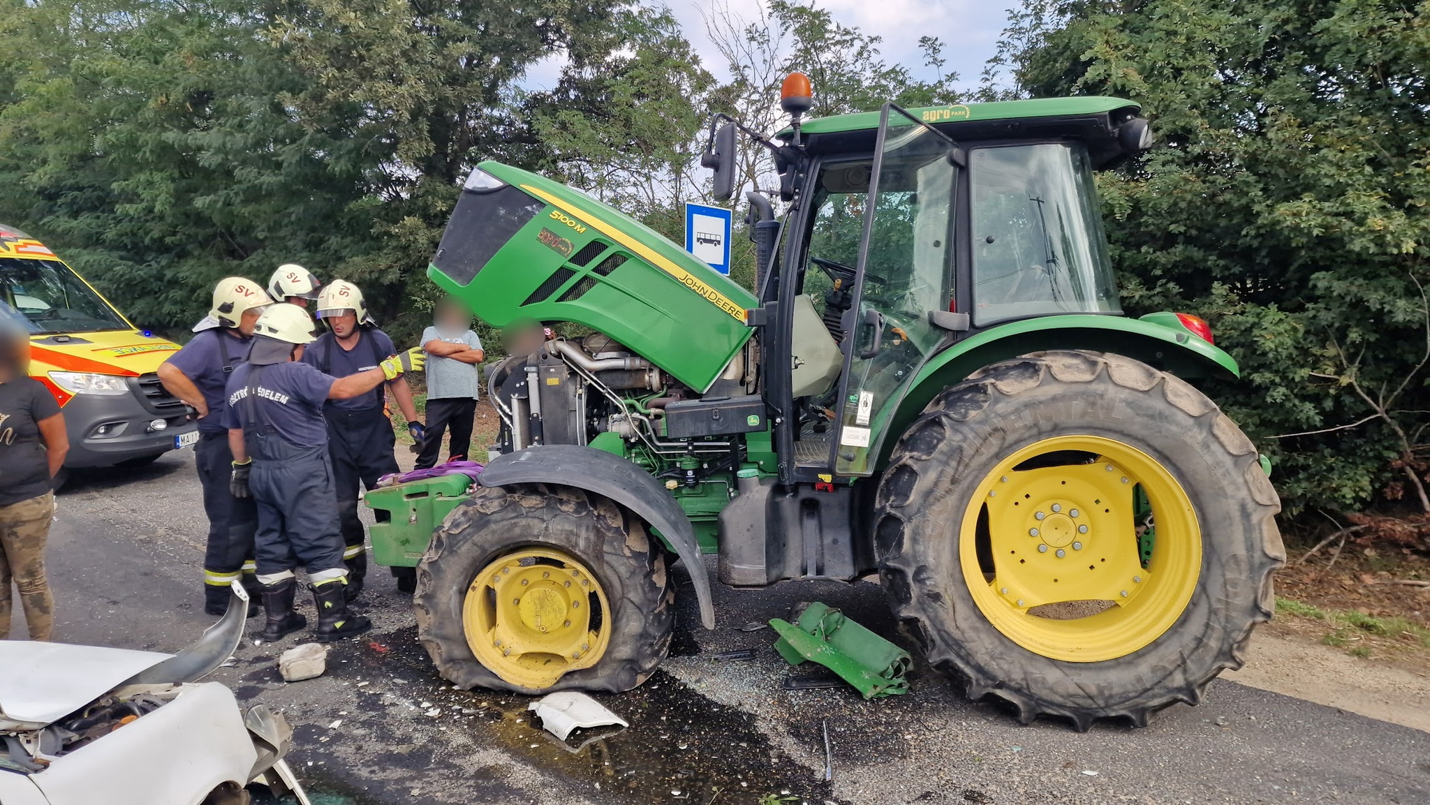 A John Deere vezetője mentette a helyzetet - Suzuki hajtott elé a 84-es főúton, Káld közelében