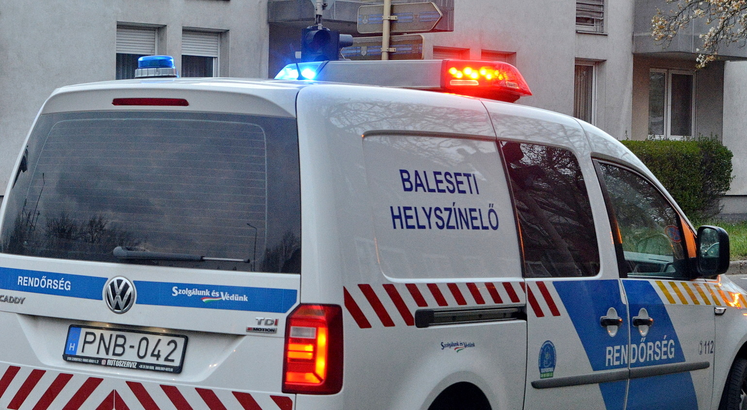 Megsérülhetett a balesetet okozó fiatal e-rolleres - elhagyta a helyszínt, mire az idős sofőr kiszállt a Renaultjából Szombathelyen