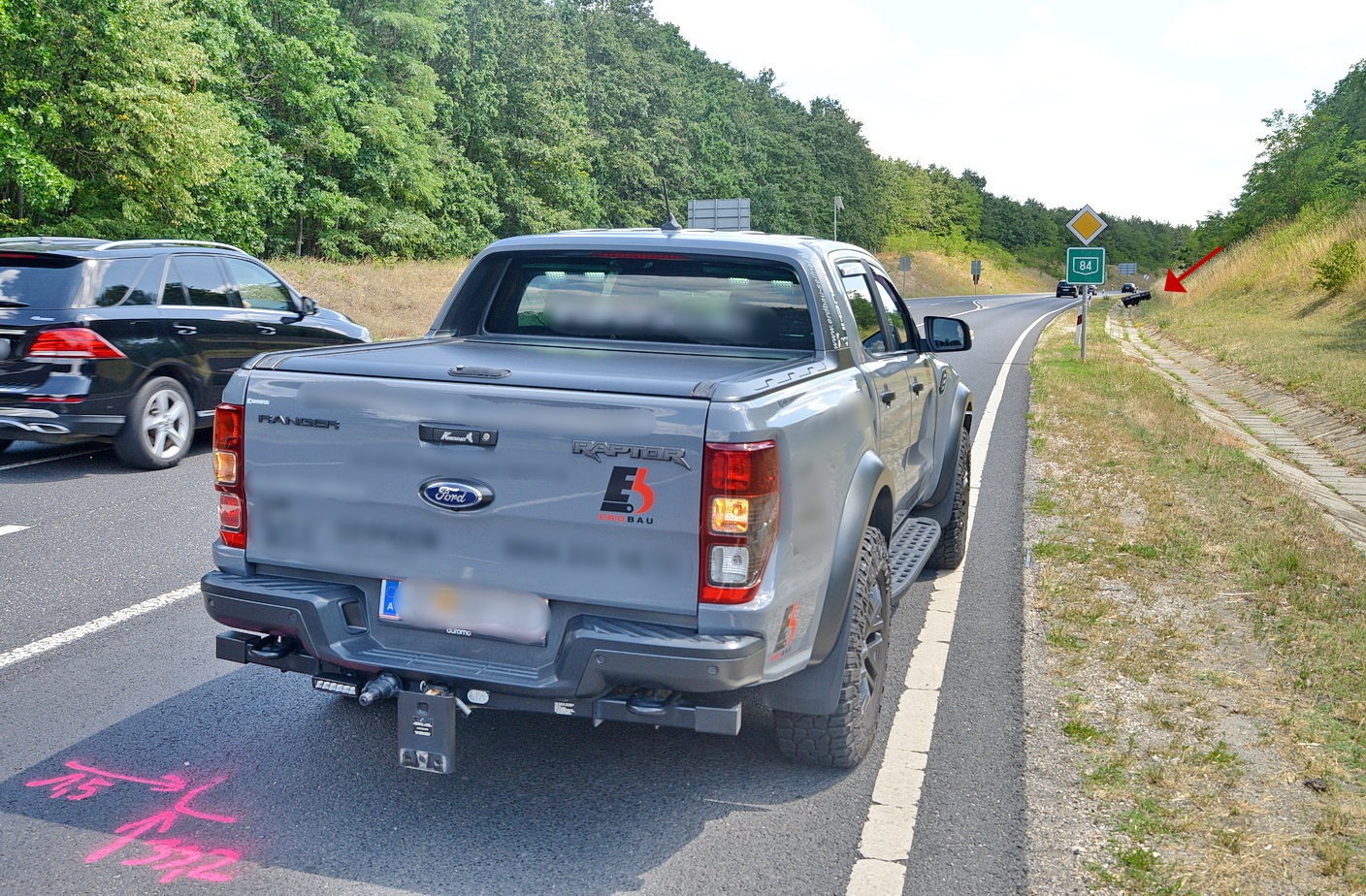 Ford utánfutójába hajtott egy Mazda a 84-esen, Sárvár közelében - 150 métert gurult tovább az utánfutó