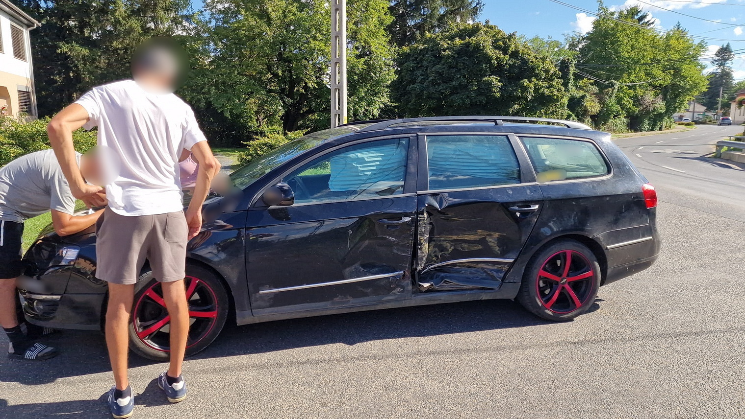 Közutas Mercedes furgon elé hajtott egy VW Jákon Közutas Mercedes furgon elé hajtott egy VW Jákon