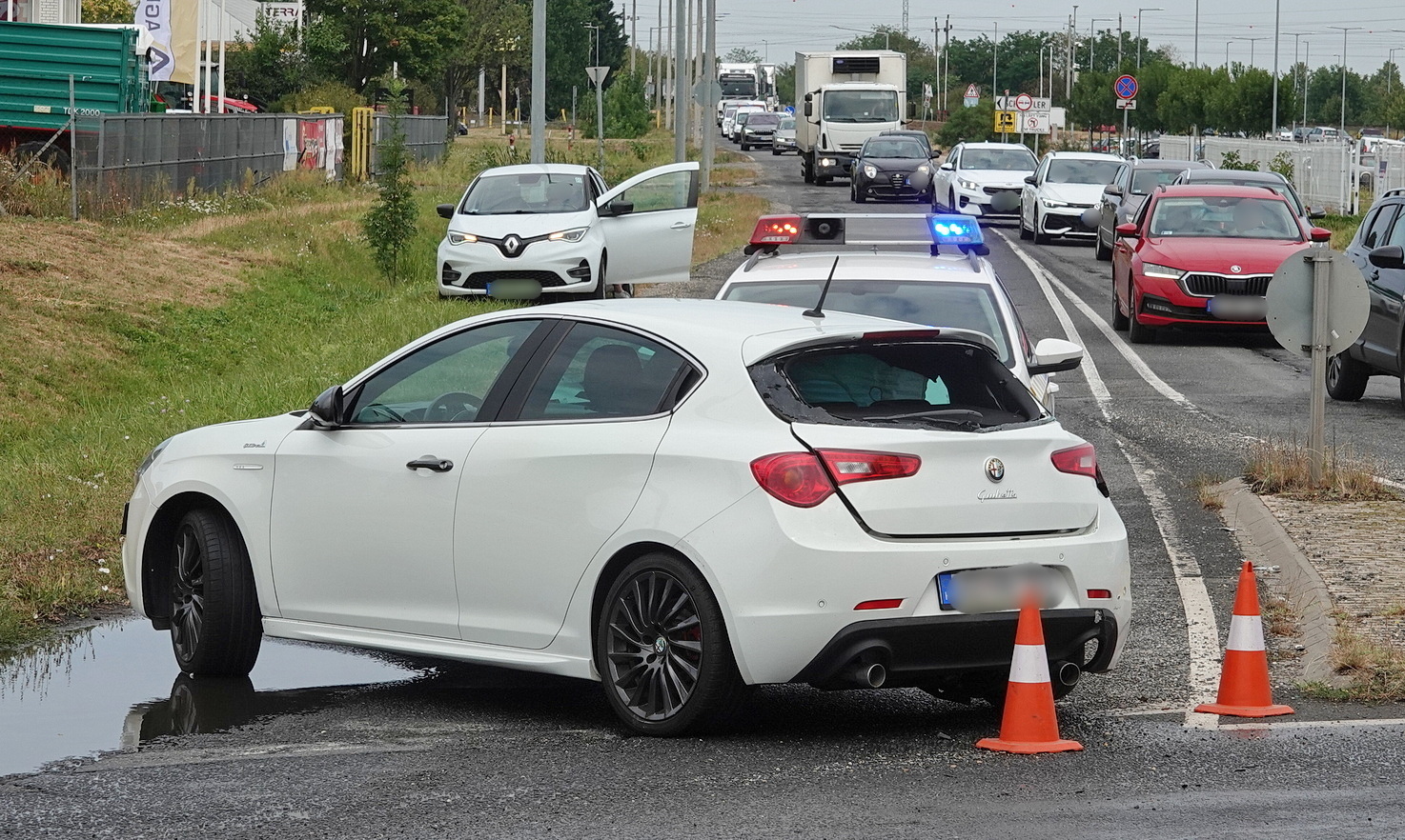 Megcsúszott a vizes úton és Alfa Romeo-t perdített a körforgalomba berobogó Renault kamion Szombathelyen