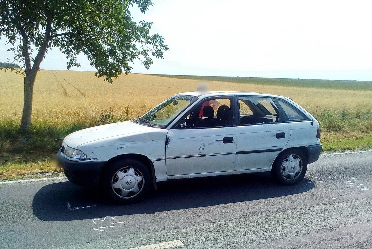 Érintőlegesen ütközött az Opel a kombájnnal