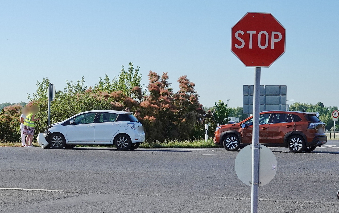Vakációra induló család új Suzukijába hajtott bele egy Toyota a 88-as főúton, Sárvár közelében
