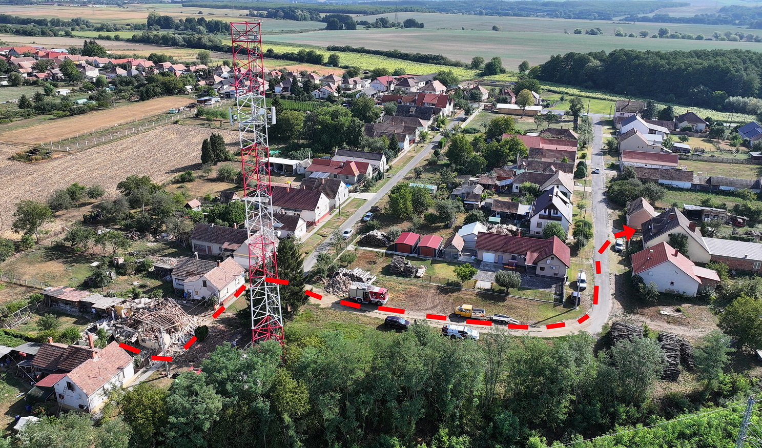 Légifelvételek a hajnalban felrobbant győrvári házról - életveszélyesen megsérült egy férfi
