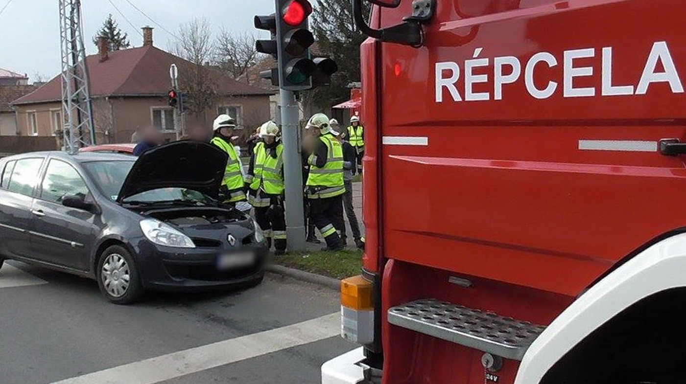 Peugeot és Renault karambolozott Répcelakon, a 86-os főúton