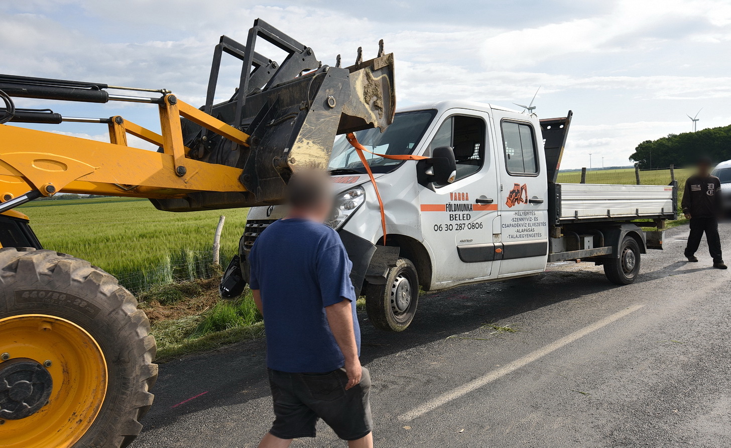 Munkagép állította kerekeire a teherautót