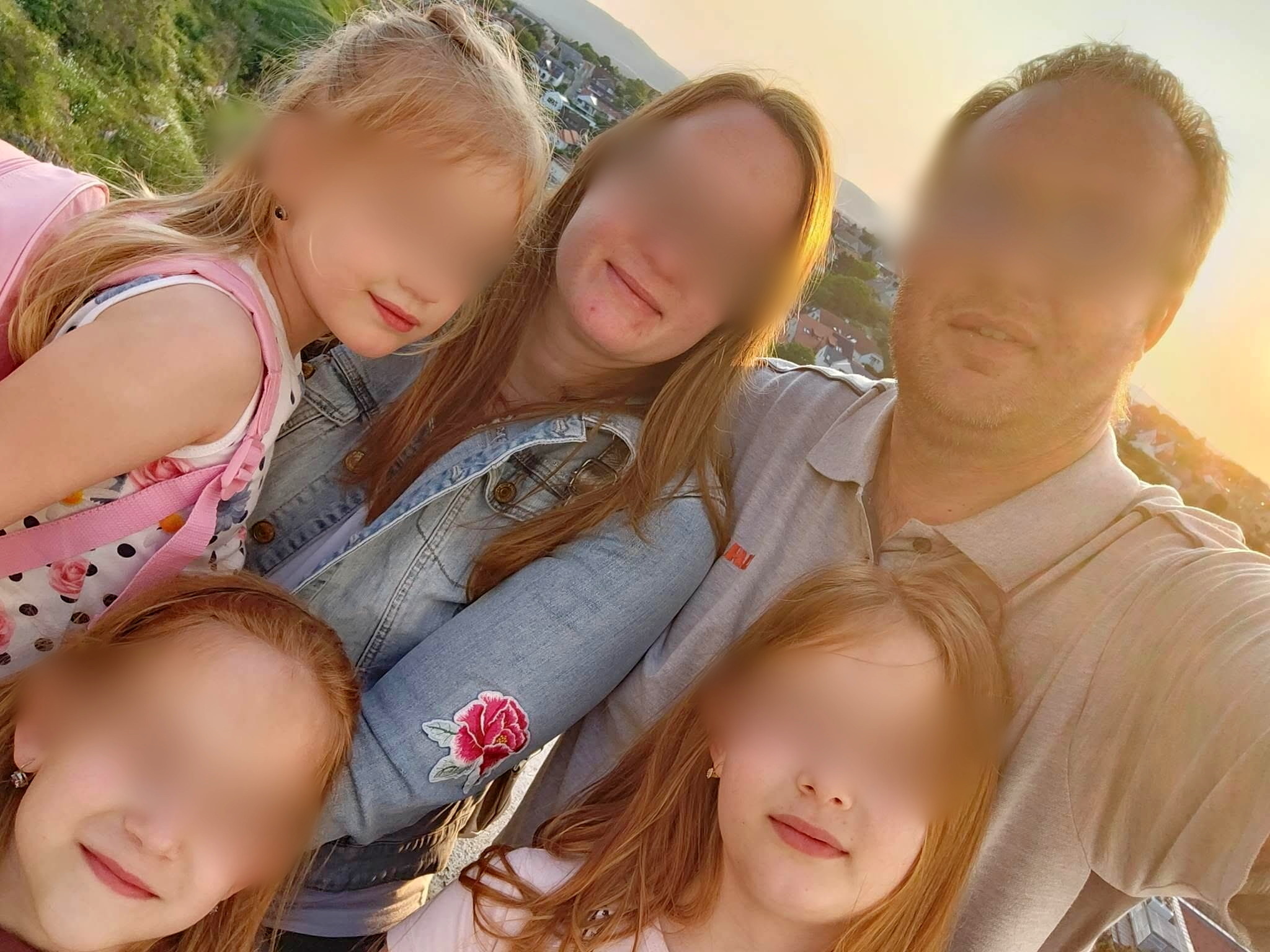 A szülők a helyszínen életüket vesztették, három kislányuk súlyosan megsérült Forrás: Facebook A szülők a helyszínen életüket vesztették, három kislányuk súlyosan megsérült