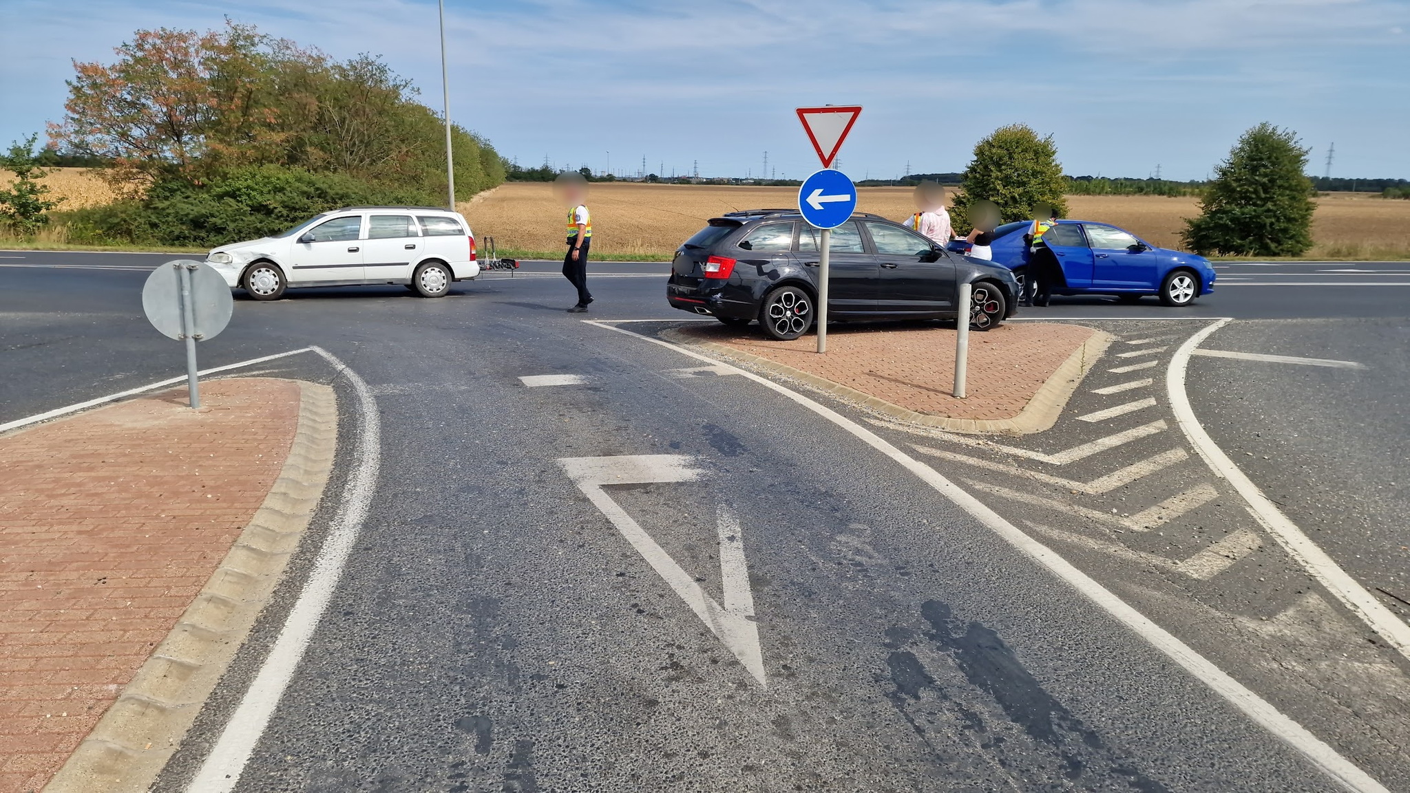 Balra kanyarodó Skoda hajtott Opel oldalába a 86-os és 87es főutak közös szakaszán