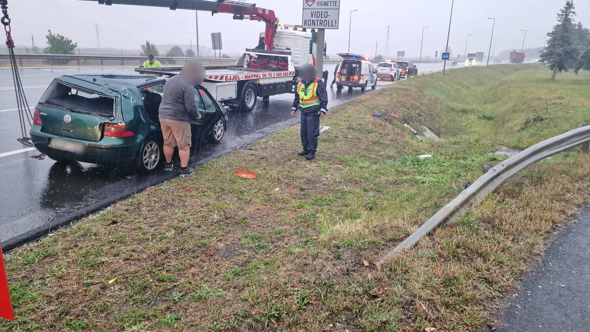 Kisodródott és felborult egy VW az M86-os autóút mellett, a 87-es főút kihajtójánál