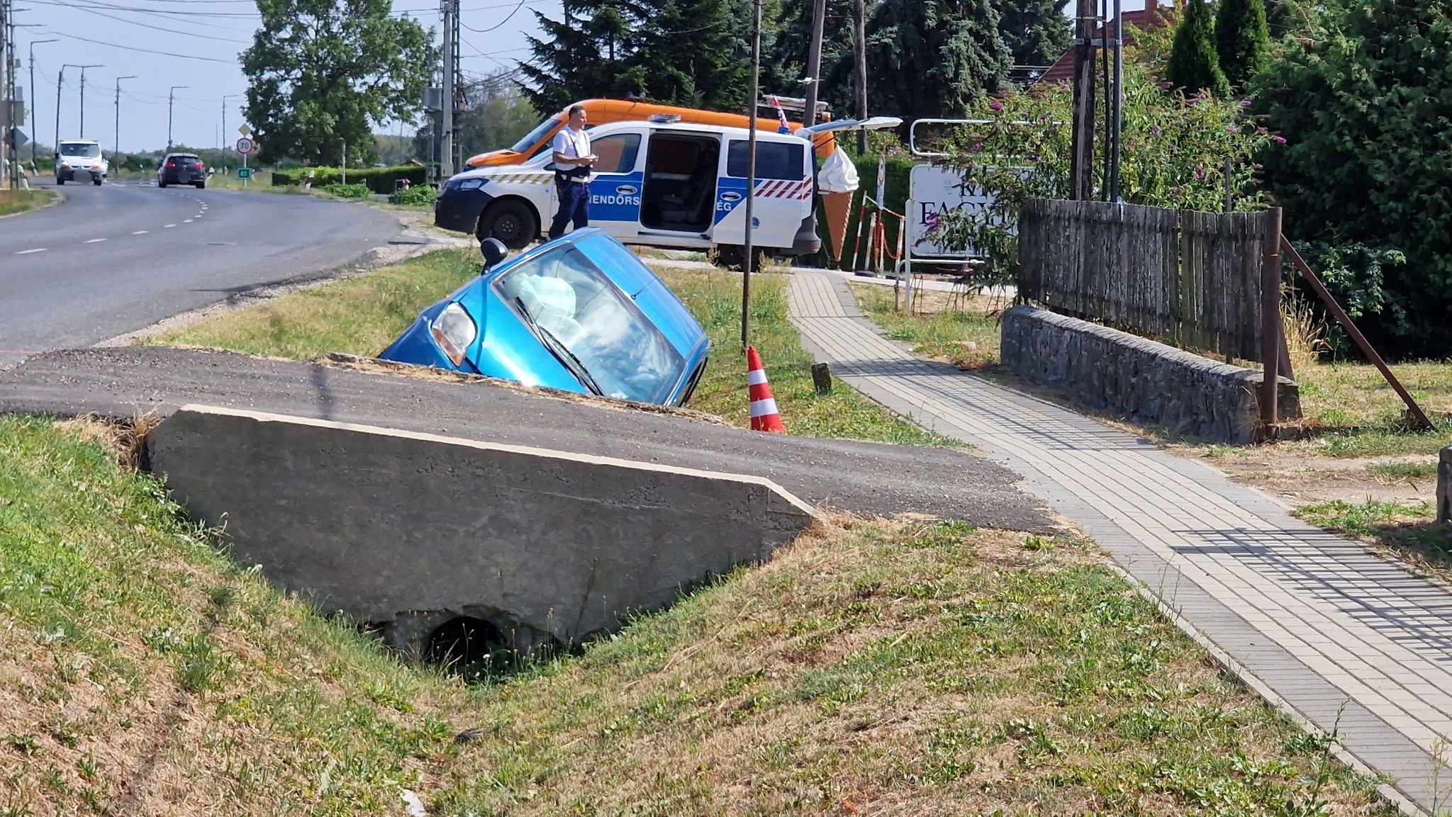 Defektet kapott és árokba hajtott egy Chevrolet a 87-es főúton, Lukácsházán