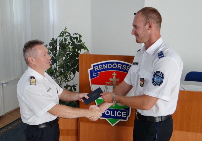 Daru Dávidnak az elismerést dr. Gulyás Ferenc r. ezredes, a Szombathelyi Rendőrkapitányság vezetője adta át