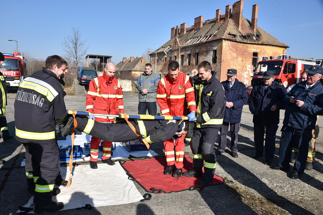 Extrém teszt - a rögzítő hevederek biztosan tartják a beteget