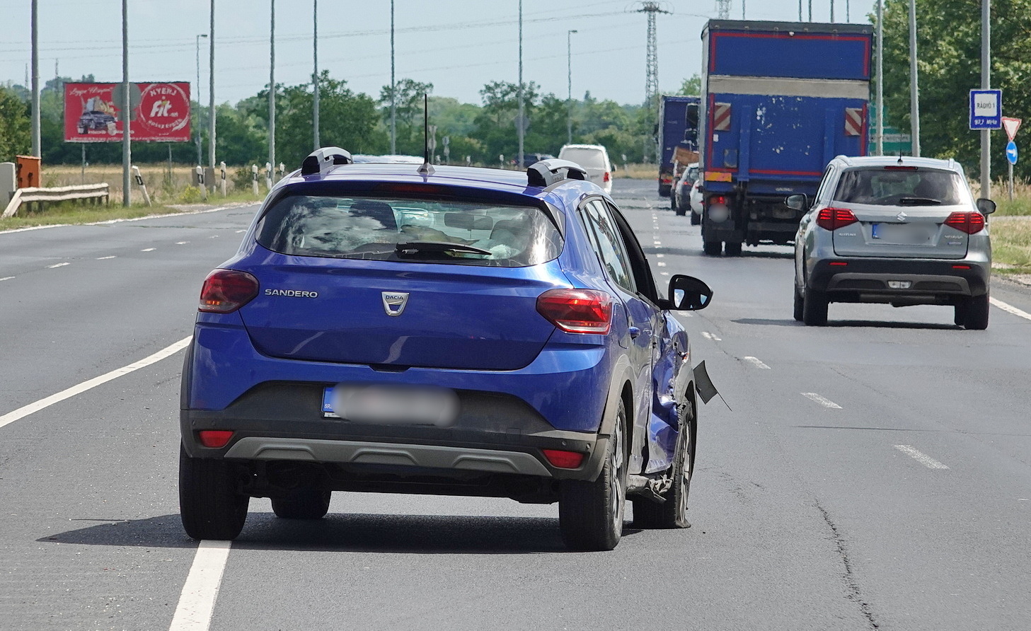 Kis sebességgel sorolt volna a belső sávba a 86-oson, Daciának ütközött egy Chevrolet Szombathely határában