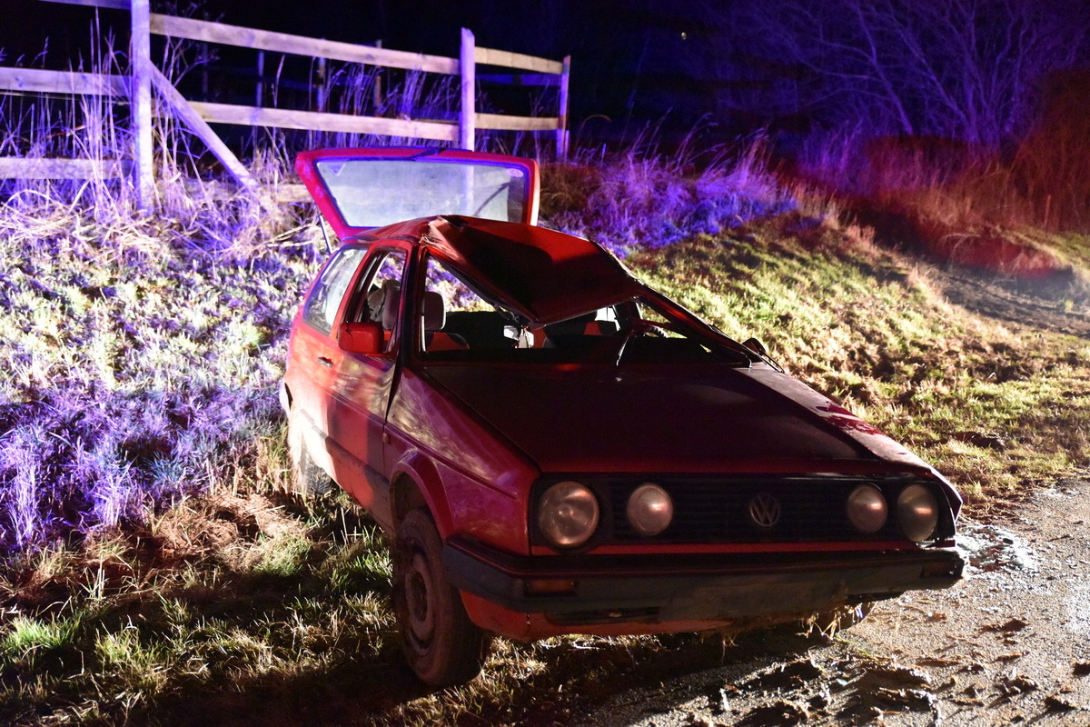 Felborult a Volkswagen - megúszták az utasok Kőszeg közelében 3.