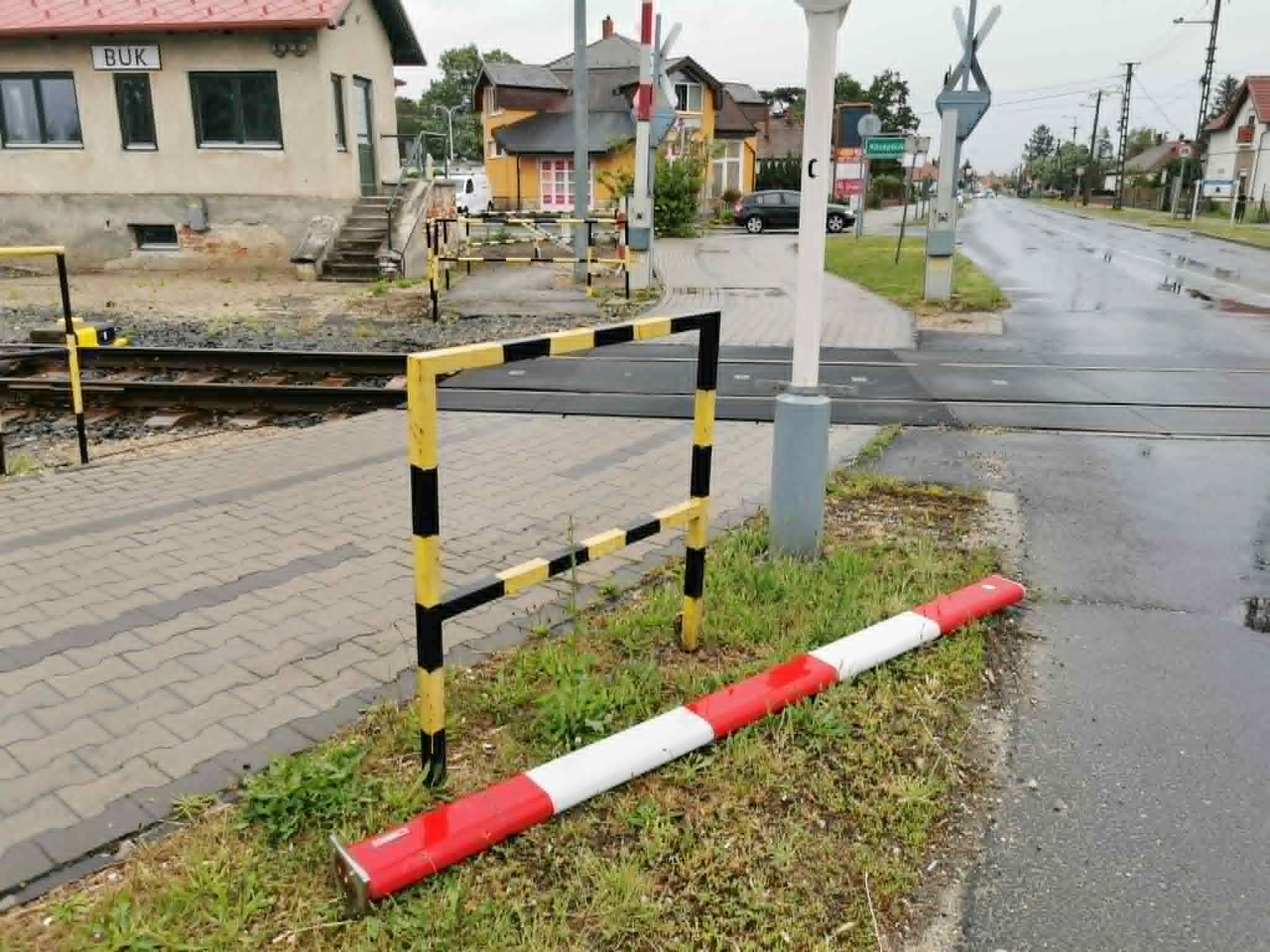 Nagy rombolást végzett egy Audi - a gázra lépett a fék helyett a sofőr