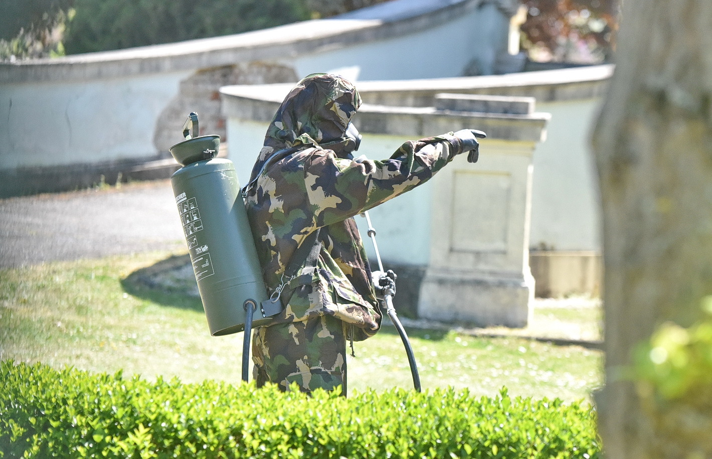 Az udvart is fertőtlenítették