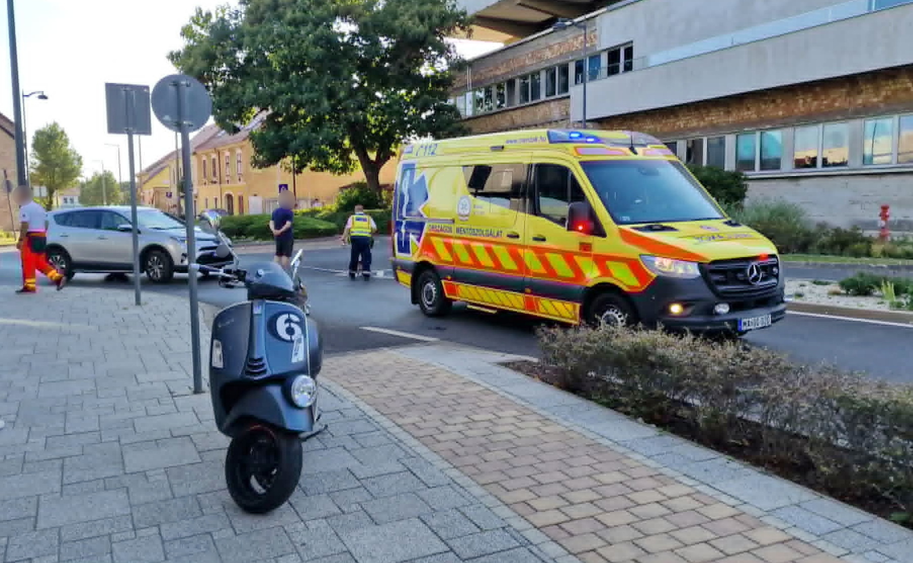 Vespa robogóval ütközött egy Toyota Szombathelyen - súlyosan megsérült a robogó vezetője