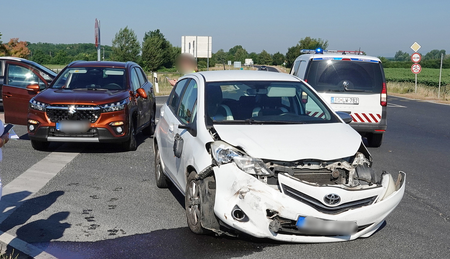 Vakációra induló család új Suzukijába hajtott bele egy Toyota a 88-as főúton, Sárvár közelében