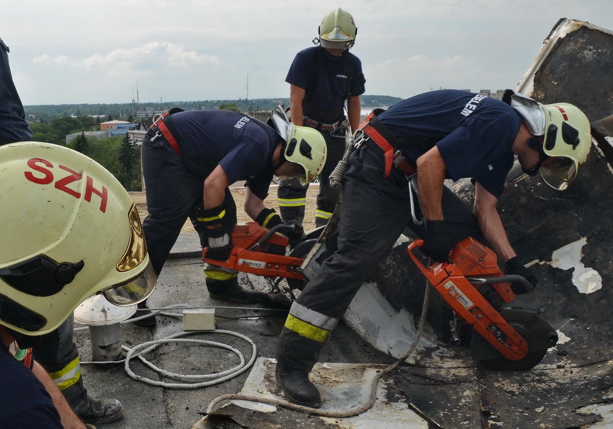 Hatemeletes ház tetején tépte le a bádoglemezt a szél Szombathelyen