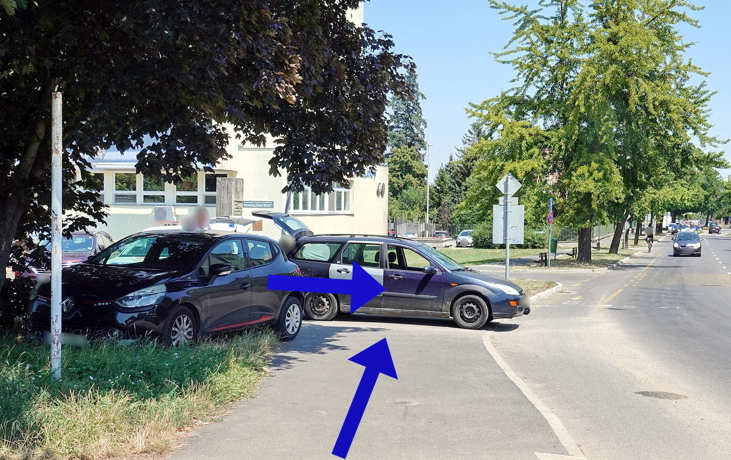 Parkolóból kihajtó Ford ütött el egy járdán Xiaomi e-rollerrel érkező nőt Szombathelyen
