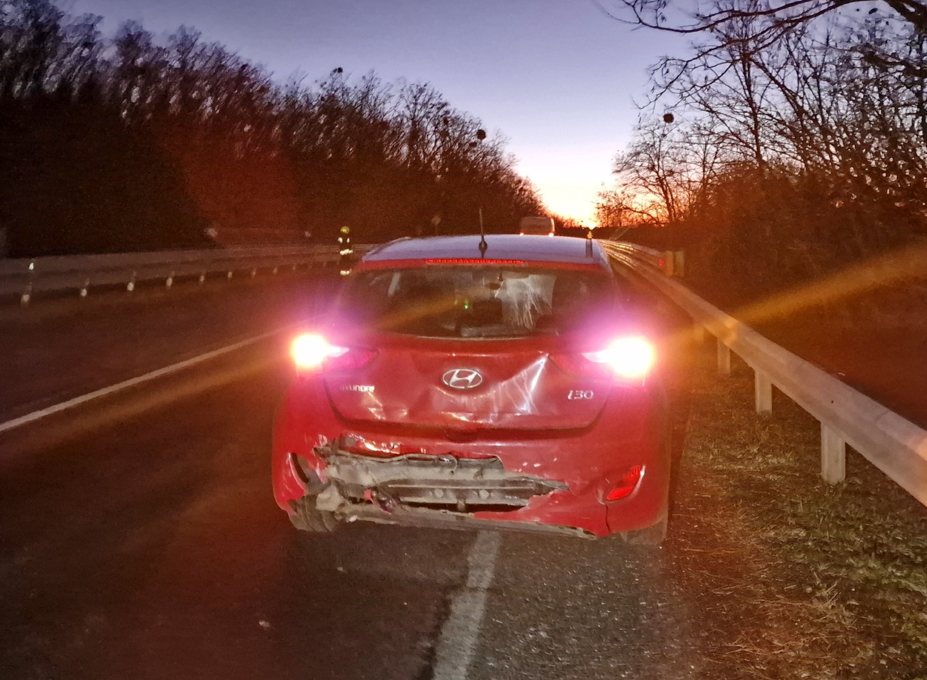 A lenyugvó nap ereje: két baleset a 8-as főúton, Vasvárnál - Peugeot ütközött Hyundainak és Iveco hajtott Daciába